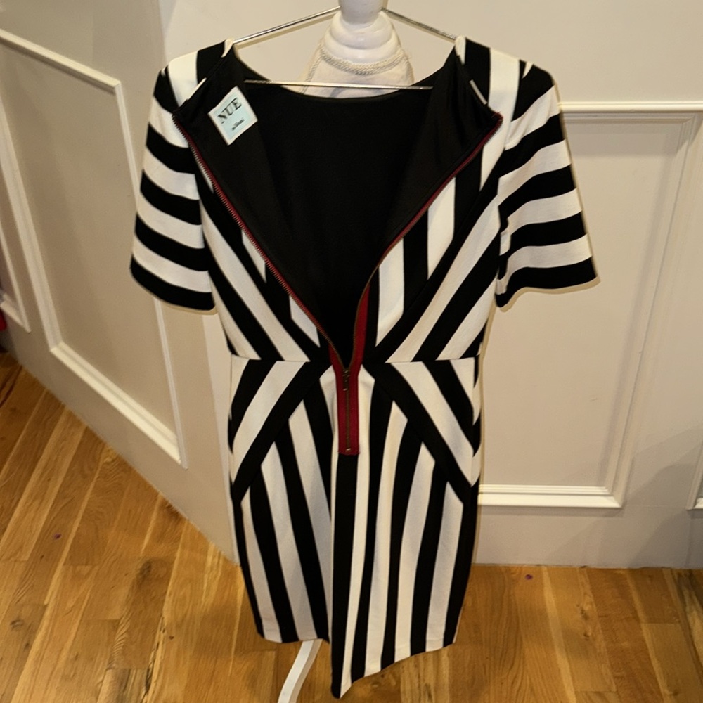 Black-and-white striped dress, size 6 - Picture 4 of 7